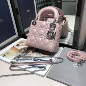 Classic size:17155cm in pearlescent pink