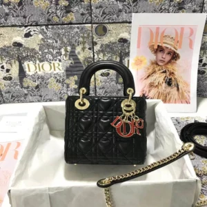 Dioramour Limited Edition Size: 17 x 15 x 7 cm Model : M0505