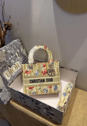 Lady D-Lite 5-panel embroidery Size: 24 x 20 x 11 cm