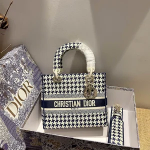 Lady D-Lite 5-panel embroidery Size: 24 x 20 x 11 cm