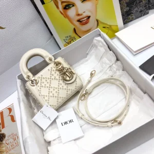 Lady Collection White Pearl Bag Size: 12 x 10.2 x 5 cm Ref: S0856