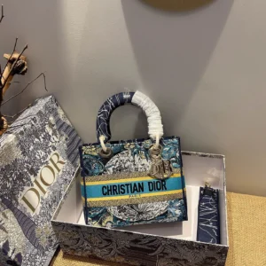 Lady D-Lite 5-panel embroidery Size: 24 x 20 x 11 cm