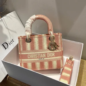 Lady D-Lite 5-panel embroidery Size: 24 x 20 x 11 cm