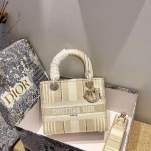 Lady D-Lite 5-panel embroidery Size: 24 x 20 x 11 cm