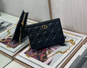 Caro Series Chain Crossbody Leather Bag Size: 19*14*3CM Model: 6418