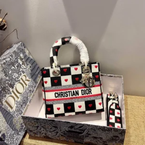 Lady D-Lite 5-panel embroidery Size: 24 x 20 x 11 cm