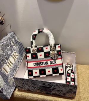 Lady D-Lite 5-panel embroidery Size: 24 x 20 x 11 cm