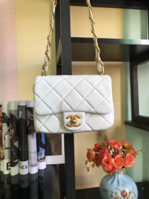 Chane Model: 2930# One shoulder can be worn crossbody Size: 18X6X14cm