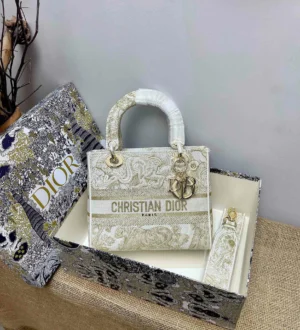 Lady D-Lite 5 compartment embroidery Size: 24 x 20 x 11cm