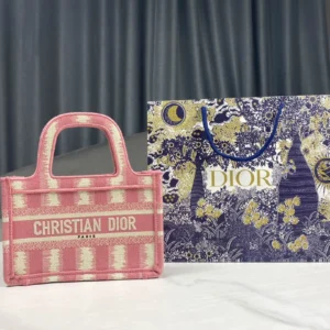 Book Tote handbag size: 22.5 x 24 x 8 cm