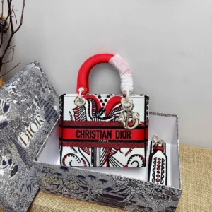 Lady D-Lite 5-panel embroidery Size: 24 x 20 x 11 cm