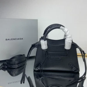 Motorcycle bag Size: 16.5*22*9*14.5cm