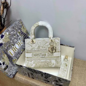 Lady D-Lite 5-panel embroidery Size: 24 x 20 x 11 cm