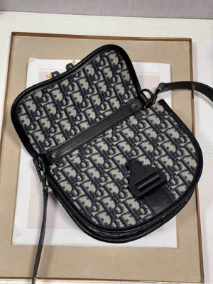 Gallop Messenger Bag Size: 20.5 x 16 x 5 cm Model: 033D - 图片 4