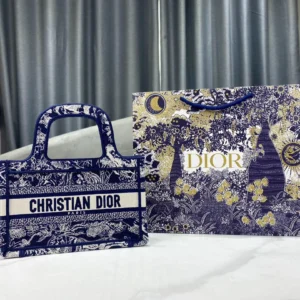 Book Tote handbag size: 22.5 x 24 x 8 cm