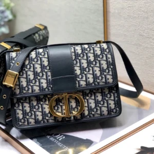 30 Montaigne Size: 24cm