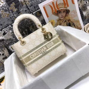 Lady Dior 5 compartments embroidery Size: 24 cm x 20 cm x 11 cm Model : M0565