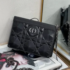 Caro Collection Diamond Chain Clutch Size: 19x14x3cm