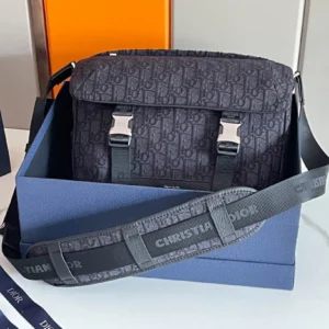 Explorer Handbag Size: 31 x 21 x 8 cm