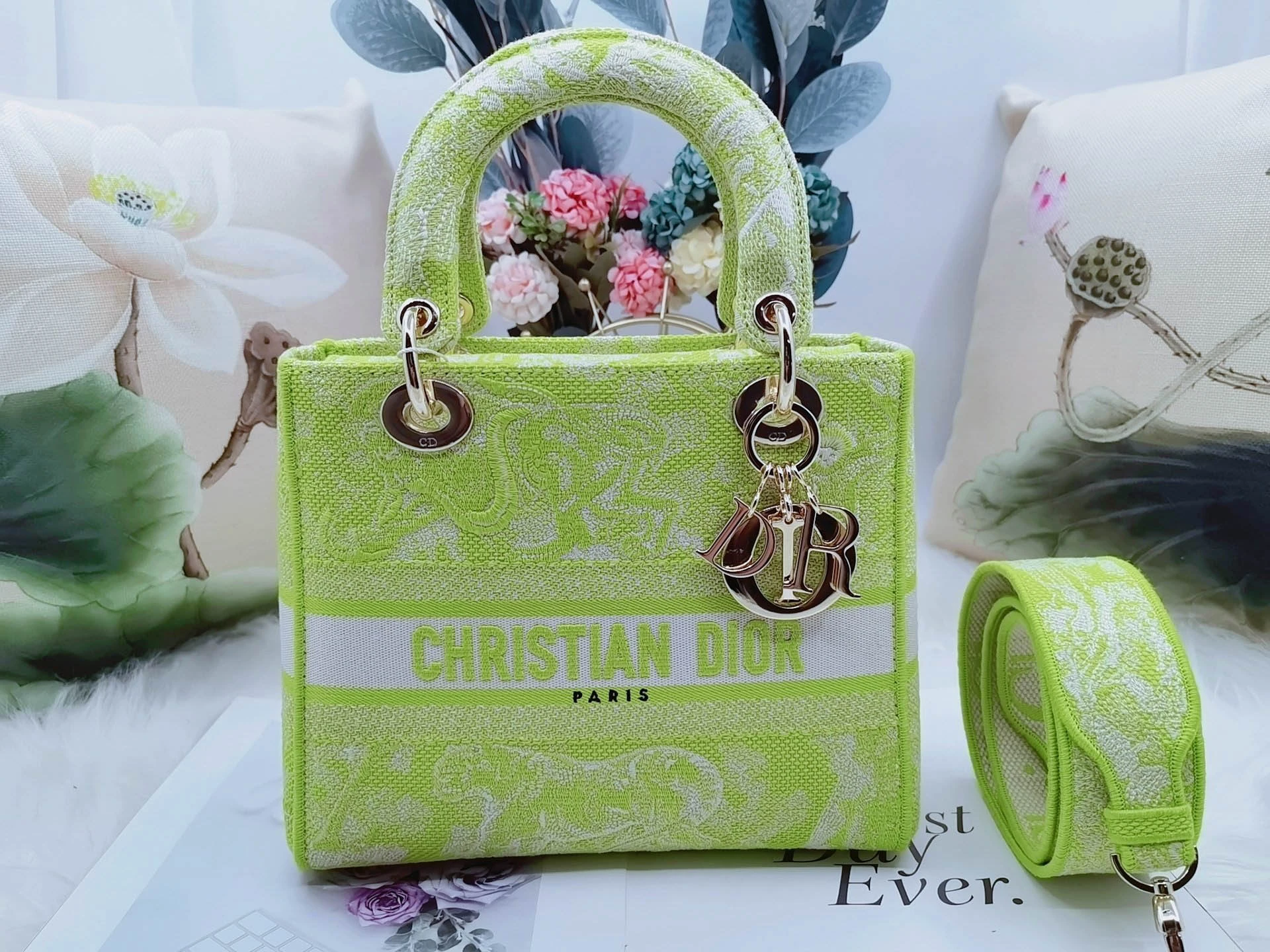 Embroidery Collection Size: 24*20*11cm