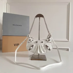 Crossbody bag Size: 20*11*4CM