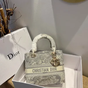 Lady D-Lite 5-panel embroidery Size: 24 x 20 x 11 cm