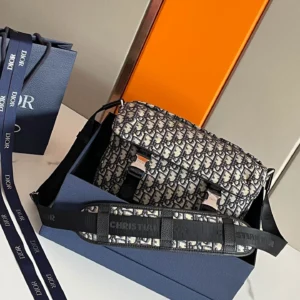 Explorer Handbag Size: 31 x 21 x 8 cm