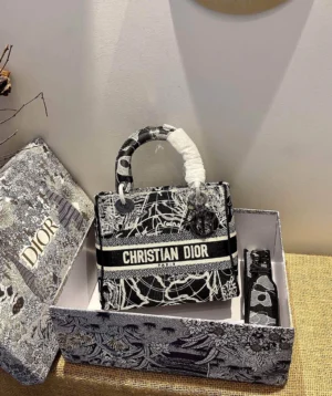 Lady D-Lite 5-panel embroidery Size: 24 x 20 x 11 cm