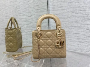 Classic Lady Duffel bag size:17cm