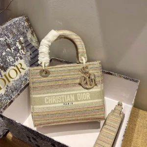 Lady D-Lite 5-panel embroidery Size: 24 x 20 x 11 cm