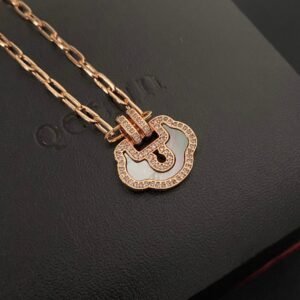 Yu Yi grande necklace in 18K rose gold set with jade and diamonds